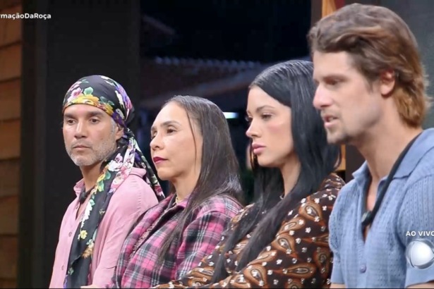 Fernando, Yoná, Rayane e Matheus sentados no banco da 4ª Roça de A fazenda 17