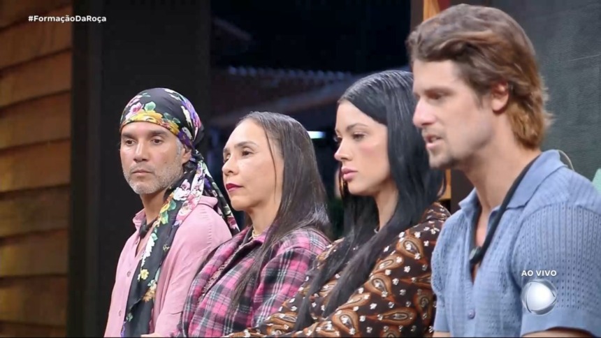 Fernando, Yoná, Rayane e Matheus sentados no banco da 4ª Roça de A fazenda 17