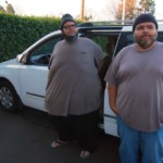 Dominic Hernandez e outro participante de Quilos Mortais em frente a uma van branca durante gravações do reality show