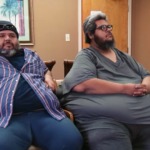 Dominic Hernandez e colega em sala de espera durante gravações do reality Quilos Mortais da Record