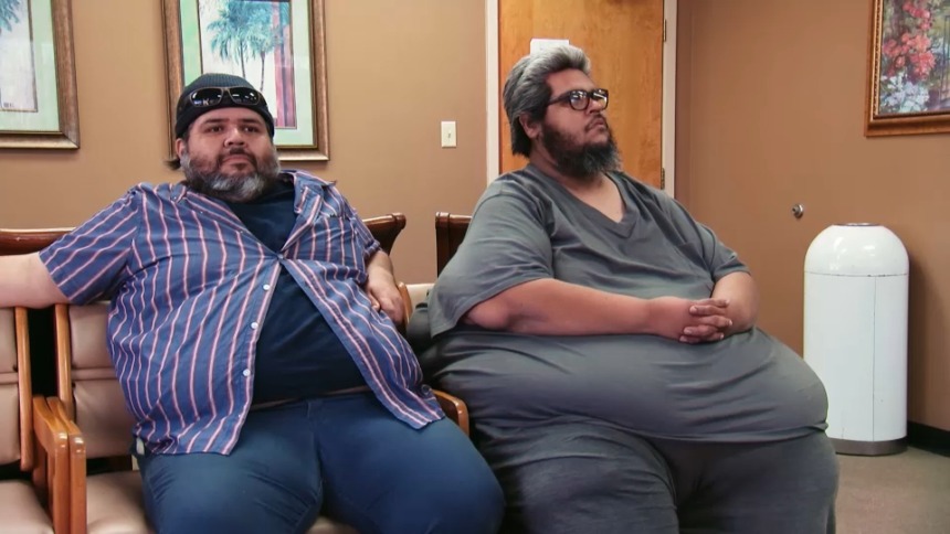 Dominic Hernandez e colega em sala de espera durante gravações do reality Quilos Mortais da Record