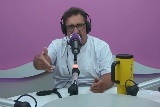 Ratinho irritado apresentando o programa Massa Fm em sua rádio