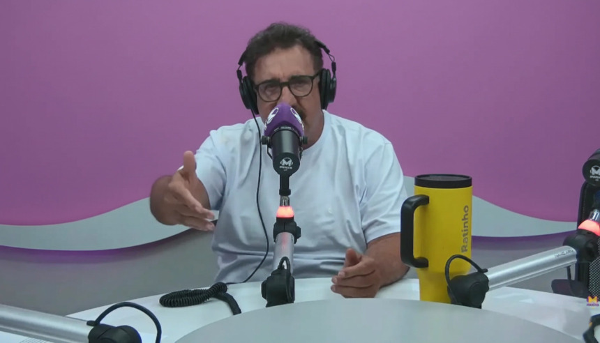 Ratinho irritado apresentando o programa Massa Fm em sua rádio