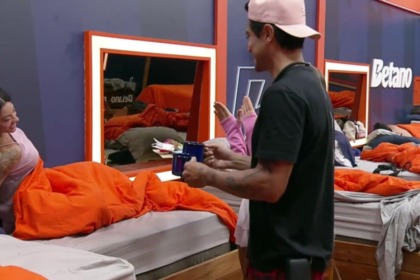 Rayane sendo acordado com café da manhã na cama por aliados