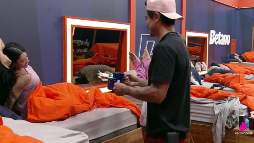 Rayane sendo acordado com café da manhã na cama por aliados
