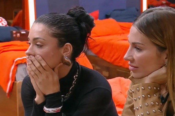 Rayane com a mão na boca surpresa com a eliminação de Will ao lado de Maria no quarto de A Fazenda 17