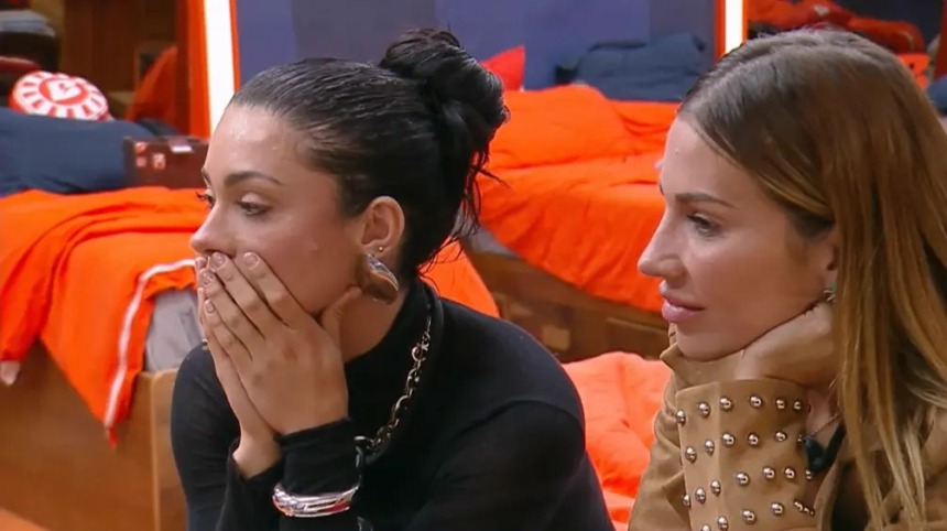 Rayane com a mão na boca surpresa com a eliminação de Will ao lado de Maria no quarto de A Fazenda 17