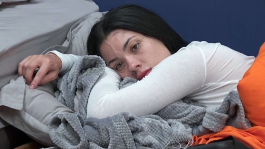 Rayane com o semblante triste e abatido. Ela está deitada no quarto de A Fazenda