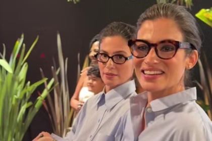 Renata Vasconcellos e Lanza Mazza, sua irmã gêmea, posando vestidas juntas na gravação da vinheta de final de ano da Globo