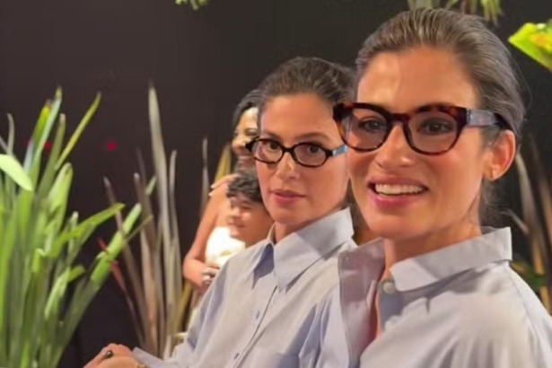 Renata Vasconcellos e Lanza Mazza, sua irmã gêmea, posando vestidas juntas na gravação da vinheta de final de ano da Globo