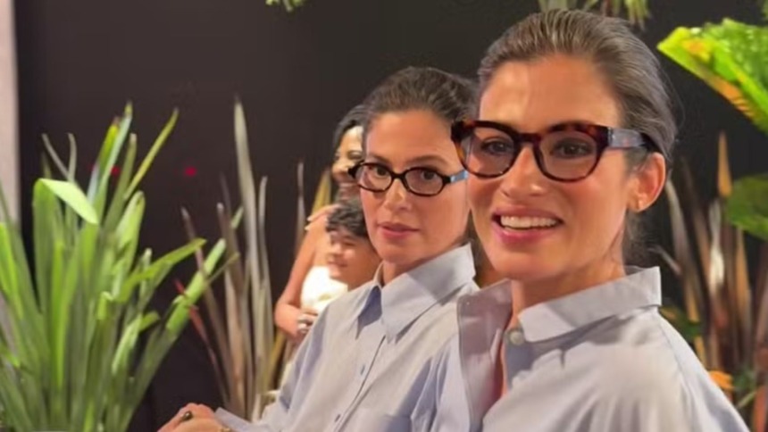 Renata Vasconcellos e Lanza Mazza, sua irmã gêmea, posando vestidas juntas na gravação da vinheta de final de ano da Globo