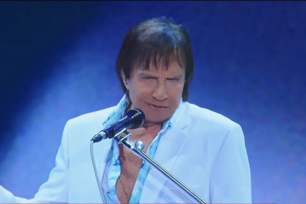Roberto Carlos cantando em frente ao palco do especial de fim de ano da Globo