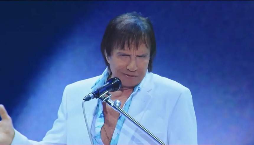 Roberto Carlos cantando em frente ao palco do especial de fim de ano da Globo