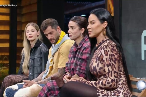 Saory, Nizam, Michelle Barros e Tàmires sentados no banquinho da 5ª Roça de A Fazenda 17