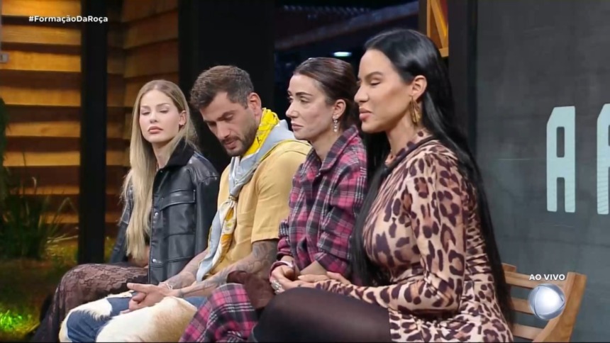 Saory, Nizam, Michelle Barros e Tàmires sentados no banquinho da 5ª Roça de A Fazenda 17