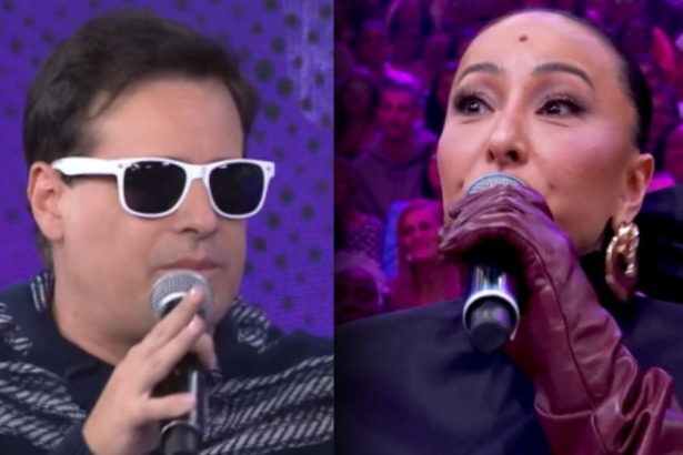 Montagem de dois apresentadores. À esquerda, Rodrigo Vesgo usa óculos de sol brancos e segura um microfone, com uma expressão séria. À direita, Sabrina Sato usa luvas longas de couro vinho e um look preto, cantando em um microfone.