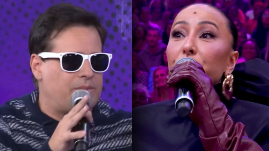 Montagem de dois apresentadores. À esquerda, Rodrigo Vesgo usa óculos de sol brancos e segura um microfone, com uma expressão séria. À direita, Sabrina Sato usa luvas longas de couro vinho e um look preto, cantando em um microfone.