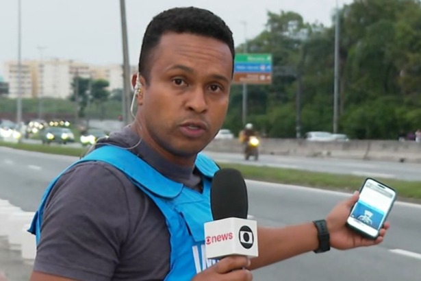 Repórter Rogério Coutinho, de colete a prova de balas, durante o plantão de jornalismo da Globo no Rio