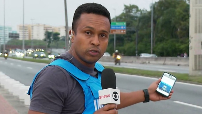 Repórter Rogério Coutinho, de colete a prova de balas, durante o plantão de jornalismo da Globo no Rio