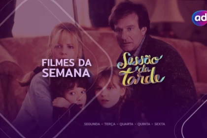 Cena do filme Jumanji com os três protagonistas em uma sala de uma casa sentados no chão assustados