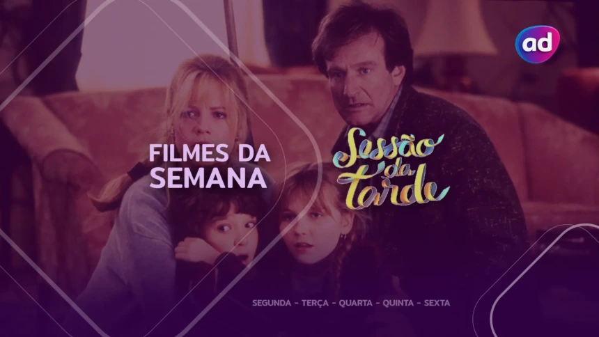 Cena do filme Jumanji com os três protagonistas em uma sala de uma casa sentados no chão assustados