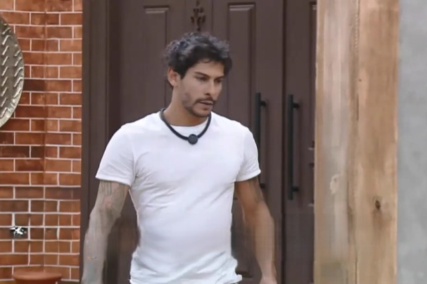 Shia andando inquieto, olhando para o chão, pela sede de A Fazenda 17 antes de brigar com Wallas