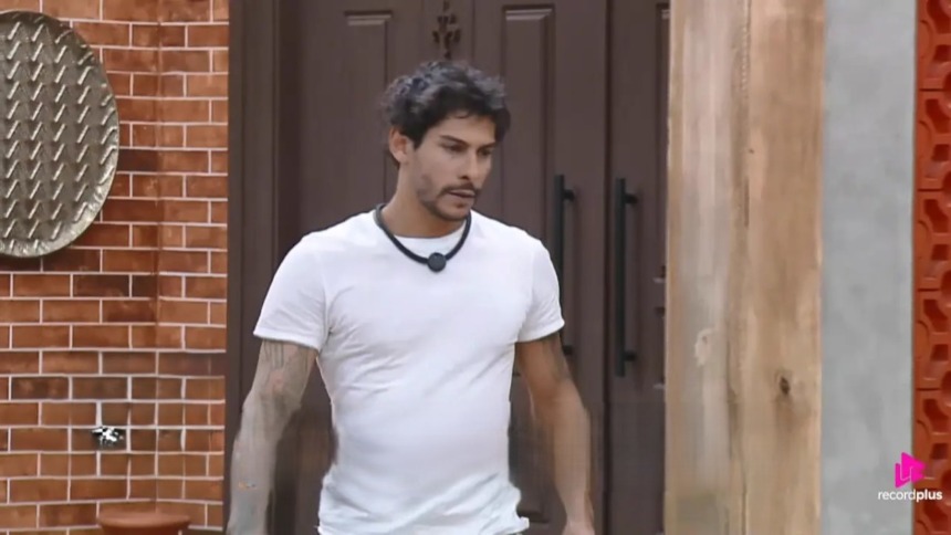 Shia andando inquieto, olhando para o chão, pela sede de A Fazenda 17 antes de brigar com Wallas