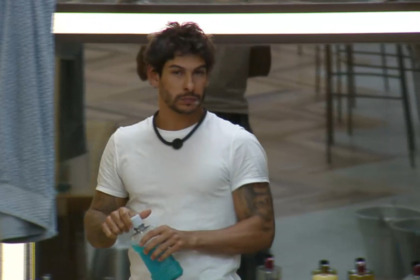 Shia segura enxaguante bucal após retornar para A Fazenda 17