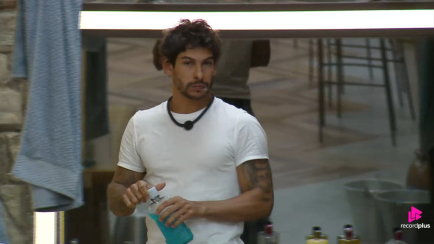 Shia segura enxaguante bucal após retornar para A Fazenda 17