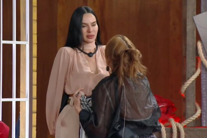 Gaby dá um tapa no rosto de Tàmires que chora em dinâmica de A Fazenda 17