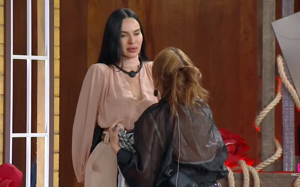 Gaby dá um tapa no rosto de Tàmires que chora em dinâmica de A Fazenda 17