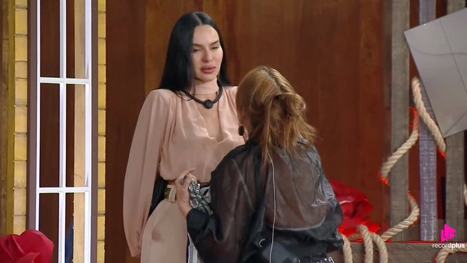 Gaby dá um tapa no rosto de Tàmires que chora em dinâmica de A Fazenda 17