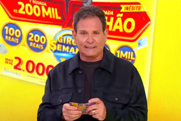 Luiz Ricardo segura bilhete da Tele Sena Semanal edição 75