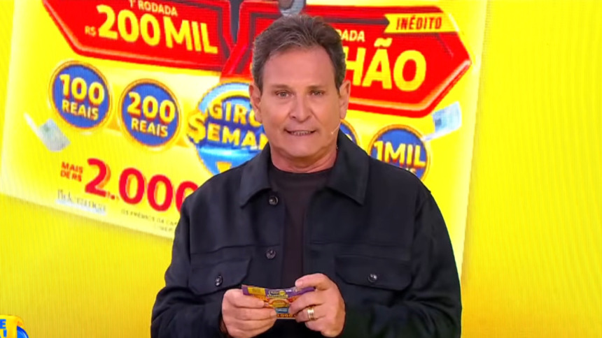 Luiz Ricardo segura bilhete da Tele Sena Semanal edição 75