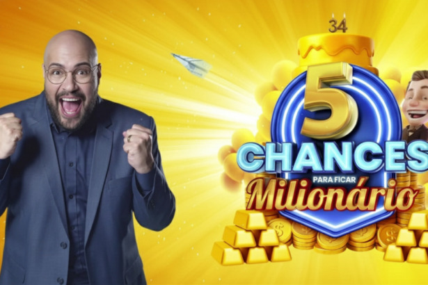 Thiago Abravanel vibrando de alegria ao lado do Silvinho com o logo 5 chances para ficar milionário da Tele Sena de Aniversário 2025