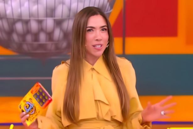 Patricia Abravanel segura o bilhete da Tele Sena de Aniversário 2025