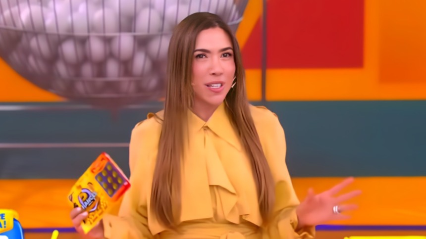 Patricia Abravanel segura o bilhete da Tele Sena de Aniversário 2025