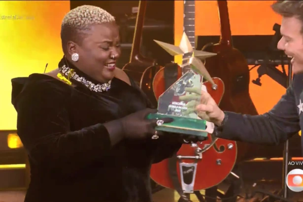Michel Teló entrega troféu de campeã do Estrela da Casa 2 para Thainá Gonçalves que segura chorando