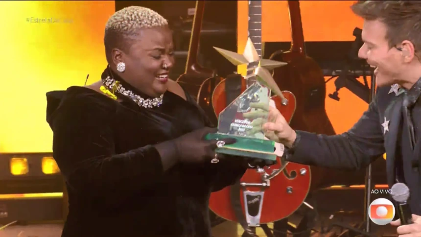 Michel Teló entrega troféu de campeã do Estrela da Casa 2 para Thainá Gonçalves que segura chorando