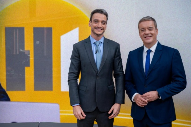 Tiago Scheuer ao lado de Roberto Kovalic no centro do cenário do Hora 1