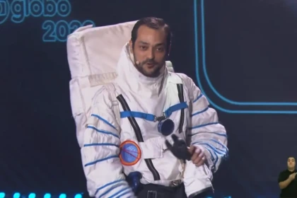 Eduardo Sterblitch vestido de astronauta apresentando o Upfront Globo 2026