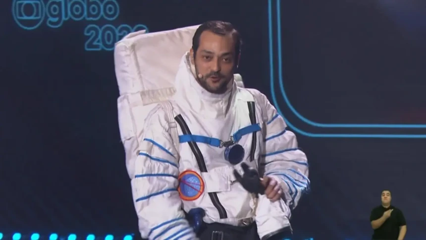Eduardo Sterblitch vestido de astronauta apresentando o Upfront Globo 2026