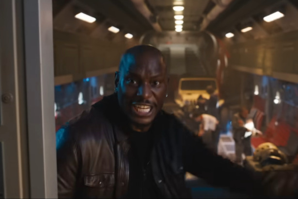 Ator Tyrese Gibson gritando em cena do filme Velozes & Furiosos