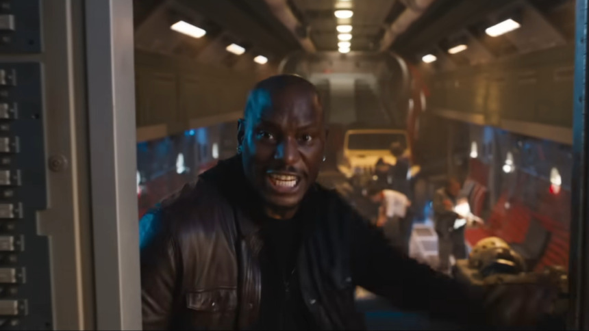 Ator Tyrese Gibson gritando em cena do filme Velozes & Furiosos