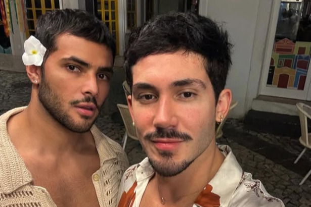 Vittor Fernando e Gabriel Fuentes em uma rua no período noturno