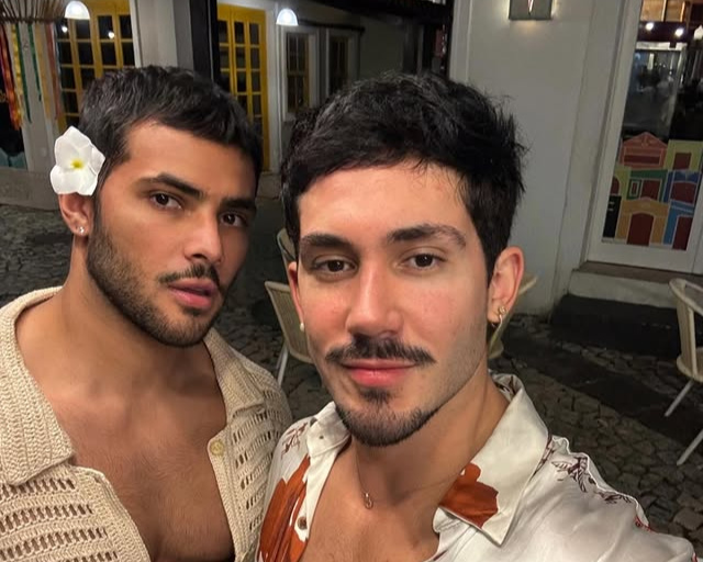 Vittor Fernando e Gabriel Fuentes em uma rua no período noturno