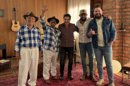Convidados do Viver Sertanejo ao lado de Daniel em um estúdio na fazenda