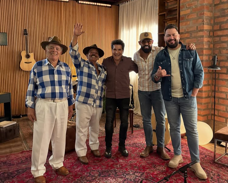 Convidados do Viver Sertanejo ao lado de Daniel em um estúdio na fazenda