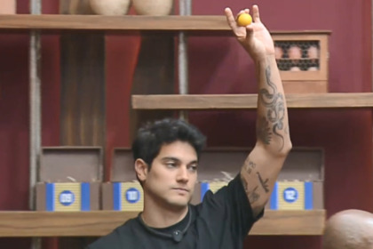 Will levanta a bolinha amarela durante o sorteio da quarta prova de fogo em A Fazenda
