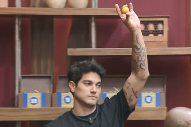Will levanta a bolinha amarela durante o sorteio da quarta prova de fogo em A Fazenda